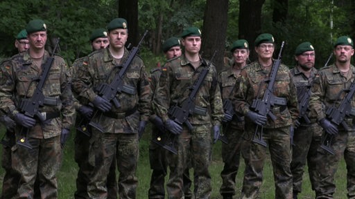 Mehrere Bundeswehr Soldaten stehen in einer Formation.