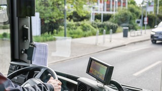 Ein Fahrer steuert einen Bus durch die Stadt. (Symbolbild)