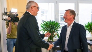 Frank Imhoff und Andreas Bovenschulte schütteln sich die Hände.