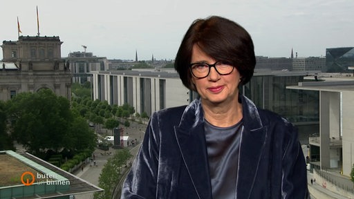 Bremens Gesundheitssenatorin Claudia Bernhard (Linke) spricht während einer Liveschalte.