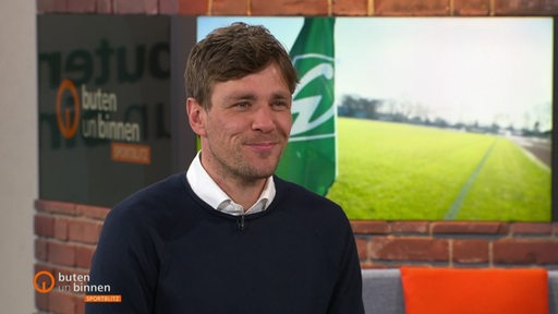 Der Sportchef von Werder Bremen Clemens Fritz im buten un binnen Studio.