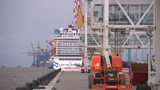 Die renovierte Columbus-Kaje im Hafen in Bremerhaven.