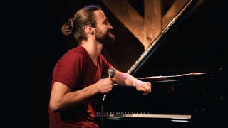 Jazzpianist Conrad Schwenke bei einem Auftritt am Flügel