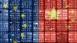 Gestapelte Container in den Nationalfarben von der EU und der Volksrepublik China.