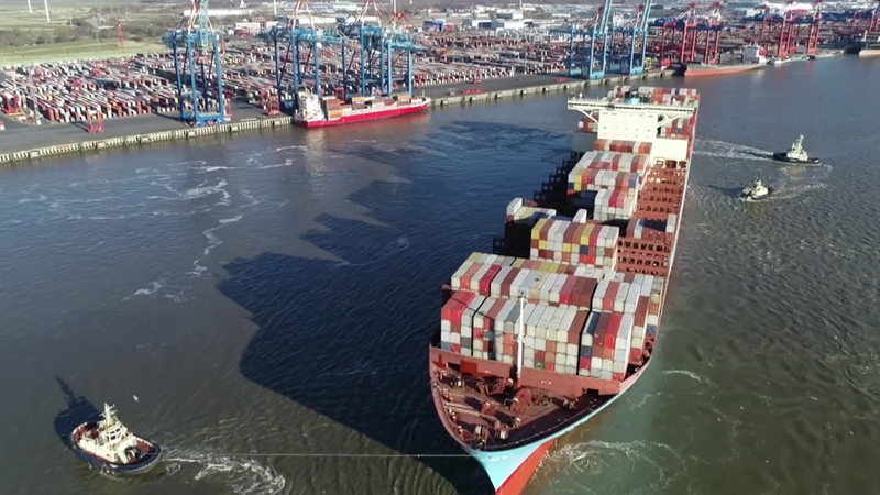 Ein großes Containerschiff im Hafen. 