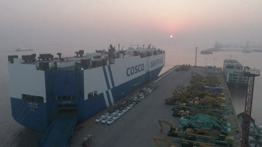 Ein Schiff der Reederei Cosco liegt im Hafen.