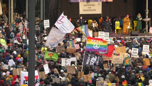 In Bremen haben tausende Menschen gegen rechts demonstriert.