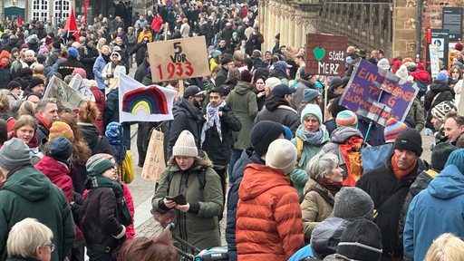 Demonstrationsteilnehmer gegen Rechts in der Bremer Innenstadt