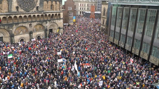 Um die 50.000 Besucher auf der Demo Laut gegen rechts in der Bremer Innenstadt.