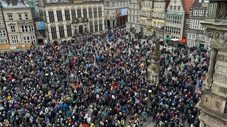 Menschenmassen auf dem Marktplatz. 