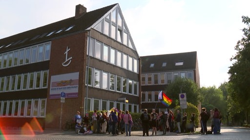 Vor dem Haus der Kirche wird demonstriert gegen Olaf Latzel.