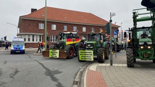 Trecker stehen vor dem Zolltor zum Hafen in Bremerhaven