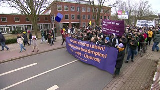 Demonstrationszug am Fuße der Wilhelm-Kaisen-Brücke