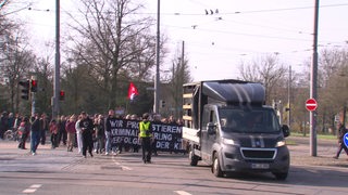 Eine Menschenmenge läuft durch die Bremer Neustadt.