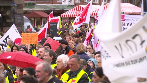 Demonstrierende in der bremer Innenstadt.