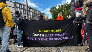 Eine Demonstration gegen die Migrationspolitik startet am Brill in Bremen.