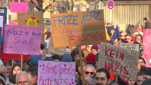 Viele Menschen mit Schildern während einer Demonstration 