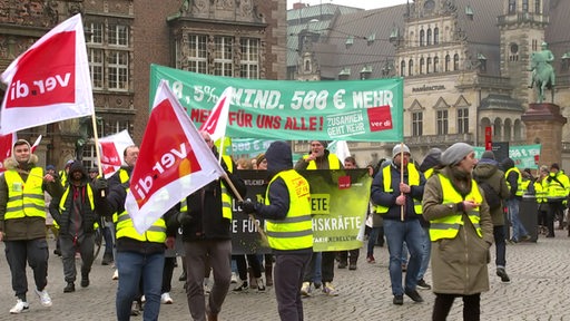 Die Beschäftigten der kommunalen Arbeitgeber fordern mit einer Demonstration mehr Lohn. 