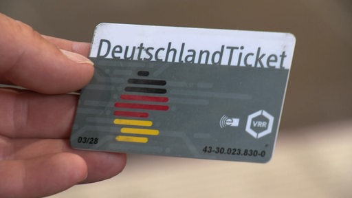 Eine Person hält das Deutschlandticket in den Händen