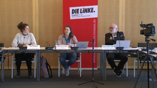 Politiker*innen der Partei die Linke bei einer Pressekonferenz.