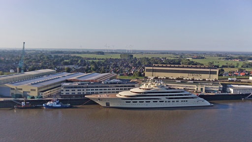 Die Jacht "Dilbar" liegt bei der Lürssen-Werft in Lemwerder.