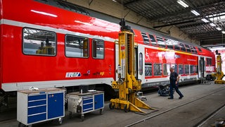 Im Fahrzeugsinstandhaltungswerk der Deutschen Bahn wird an einem Doppelstockzug gearbeitet.