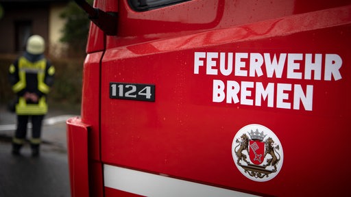 Feuerwehr Bremen steht auf einem Einsatzfahrzeug. 