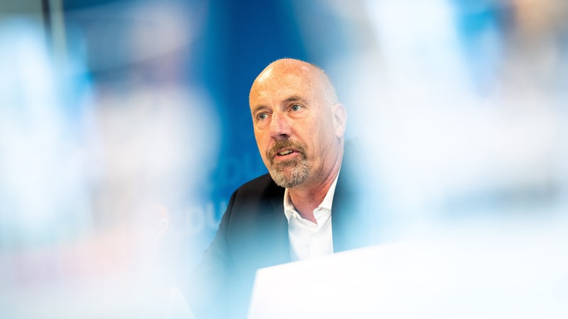 Carsten Meyer Heder, Mitglied der CDU Bremen, sitzt bei der Pressekonferenz der CDU Bremen in einem Saal. 