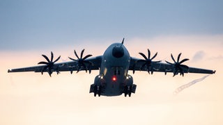 Ein Transportflugzeug vom Typ Airbus A400M der Luftwaffe hebt am frühen Morgen auf dem Fliegerhorst Wunstorf in der Region Hannover ab. 