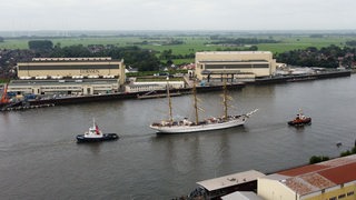 Die Gorch Fock verlässt die Lürssen-Werft. 