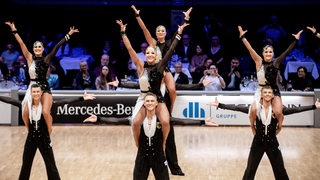 Pose der Lateinformation des Grün-Gold-Clubs zur Choreografie "Emozioni" bei der WM in der Stadthalle.