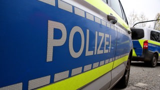  Streifenwagen der Polizei im Einsatz 