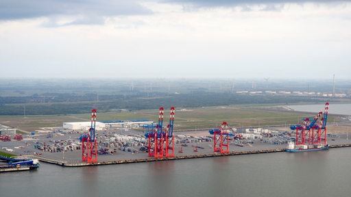 Der Jade-Weser-Port in Wilhelmshaven aus der Luft fotografiert.