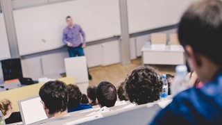 Studenten sitzen in einem Hörsaal