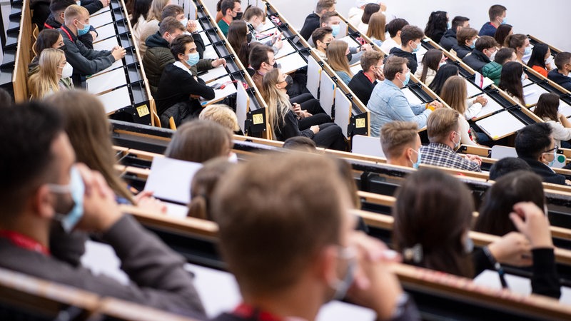 Studenten und Studentinnen sitzen im großen Hörsaal der Universität Bremen.