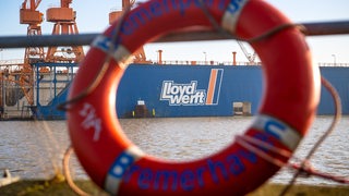 Ein Rettungsring liegt am Hafen vor der Bremerhavener Lloyd-Werft.