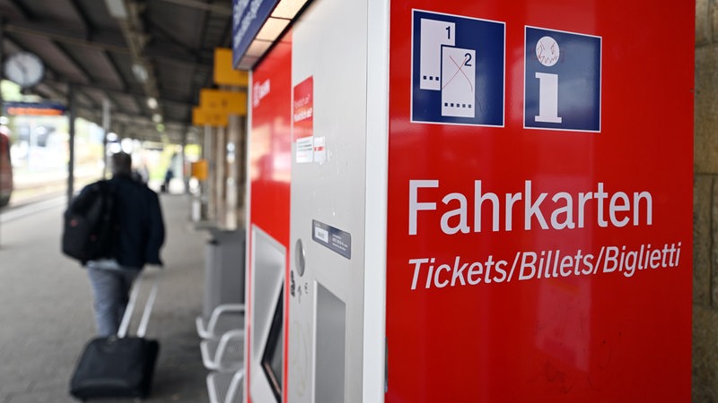 Ein Ticketautomat auf einem Bahnsteig