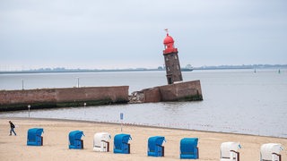 Der schief stehende Molenturm. Teile der Nordmole in Bremerhaven sind eingesackt. 