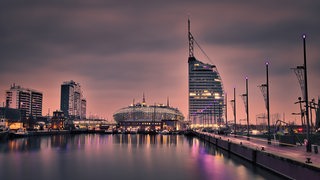 Die Havenwelten in Bremerhaven währen der blauen Stunde.