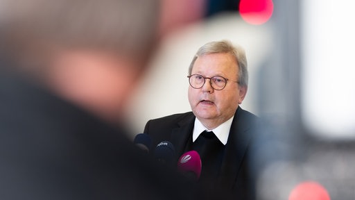 Bischof Franz-Josef Bode spricht bei einer Pressekonferenz über einen Zwischenbericht der Universität Osnabrück zu sexualisierter Gewalt im Bistum Osnabrück. 