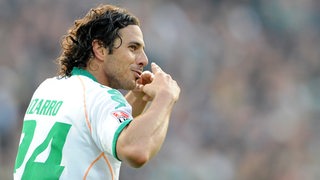 Claudio Pizarro grinst verschmitzt lächelnd.