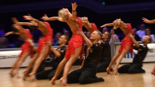 Die Lateinformation der TSG Bremerhaven bei einer schwungvollen Pose der Choreografie "Time Machine".