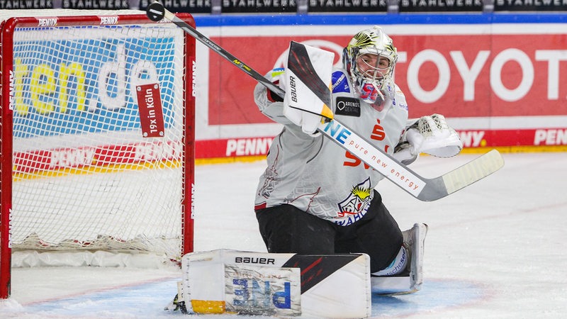 Eishockey-Torwart wehrt einen Schuss ab