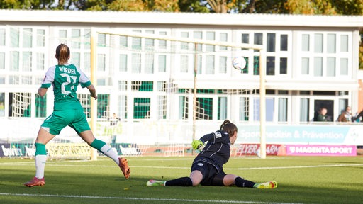 Nina Luehrssen schießt aufs Tor und schaut dem Ball hinterher.