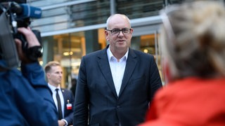 Andreas Bovenschulte (SPD), Bürgermeister von Bremen, kommt nach der Ministerpräsidentenkonferenz (MPK) aus der NRW-Landesvertretung.