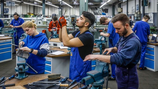 Auszubildende in Metallberufen arbeiten 