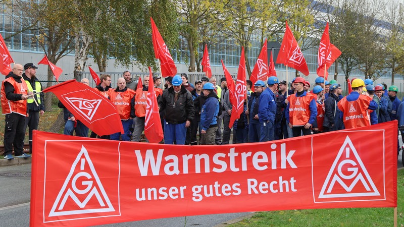 Metall-Arbeiter bei einer Warnstreik-Kundgebung.