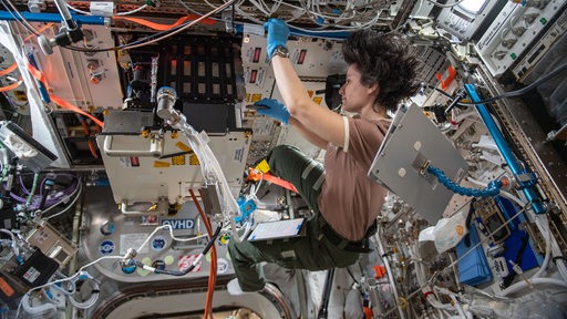 ESA-Austronautin Samantha Cristoforetti bei der Arbeit