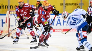 Spielszene zwischen den Eishockey-Spielern der Fischtown Pinguins und den Schwenningen Wild Wings.