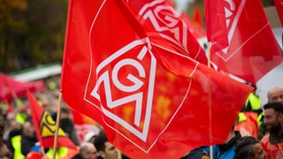 Bild einer IG-Metall-Flagge auf einer Demonstration